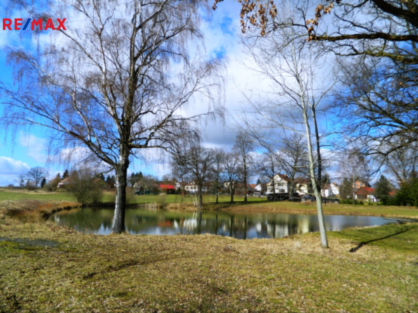 Pohled od rybníka.