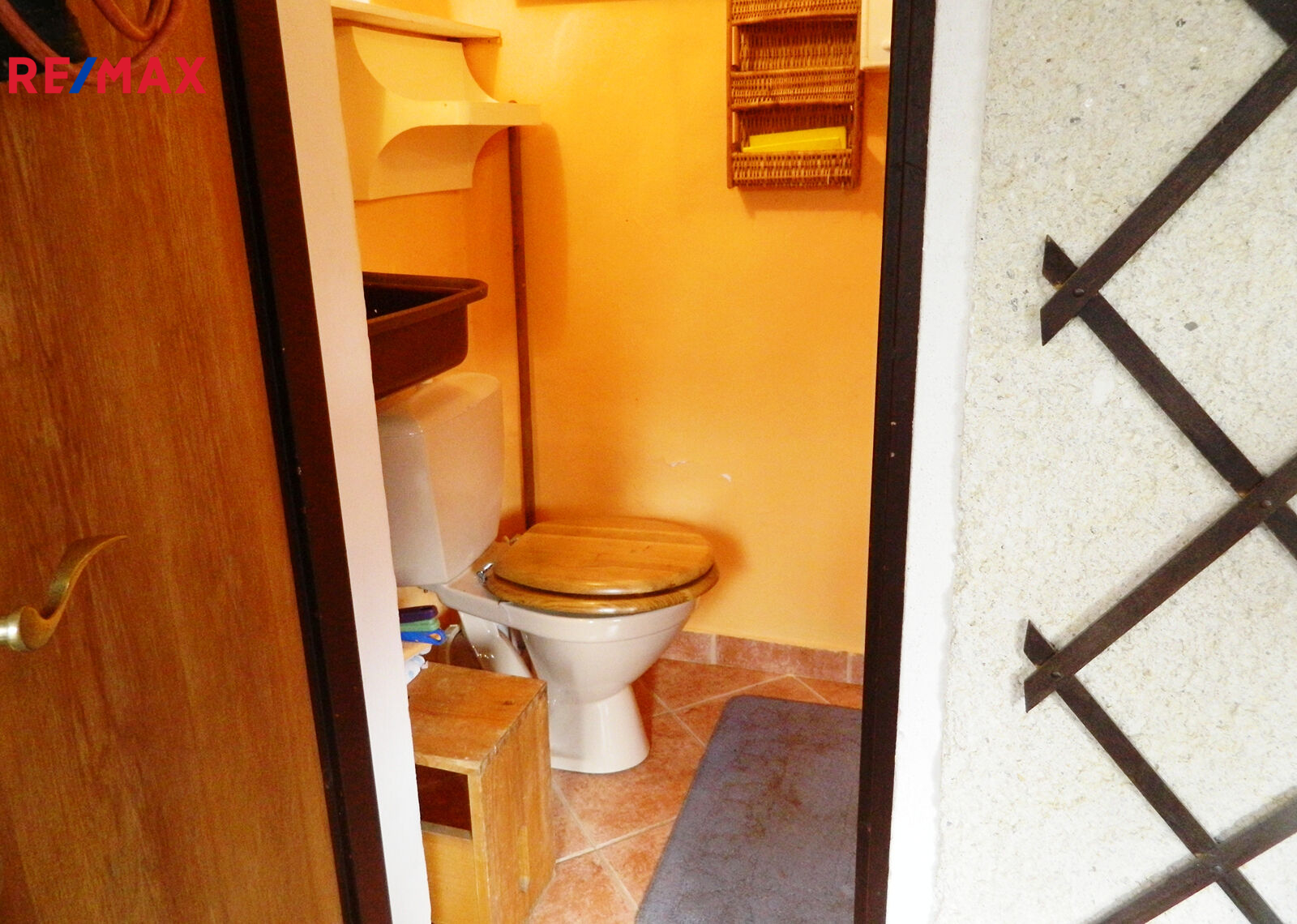 WC s umyvadlem.