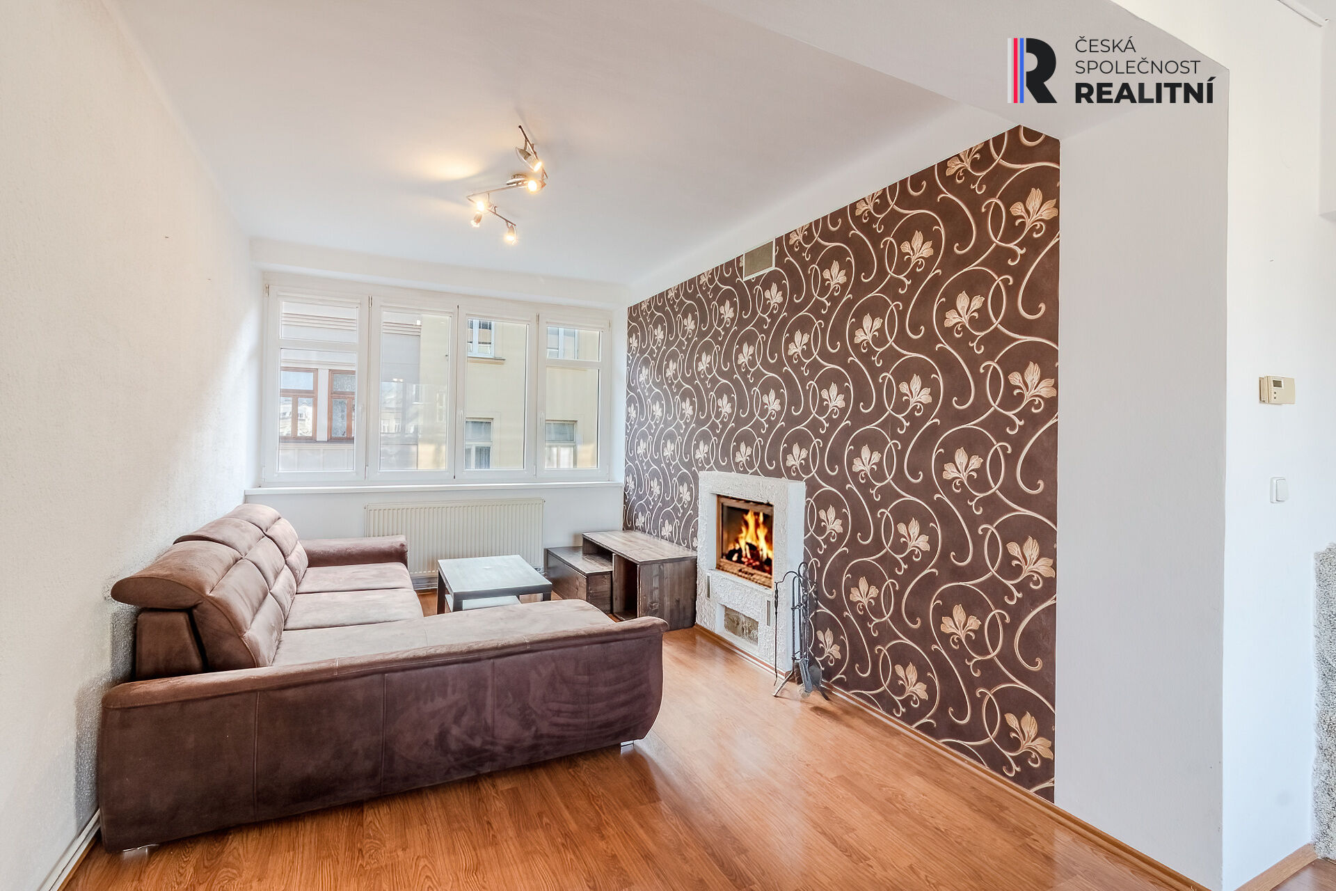 obývací pokoj s krbem