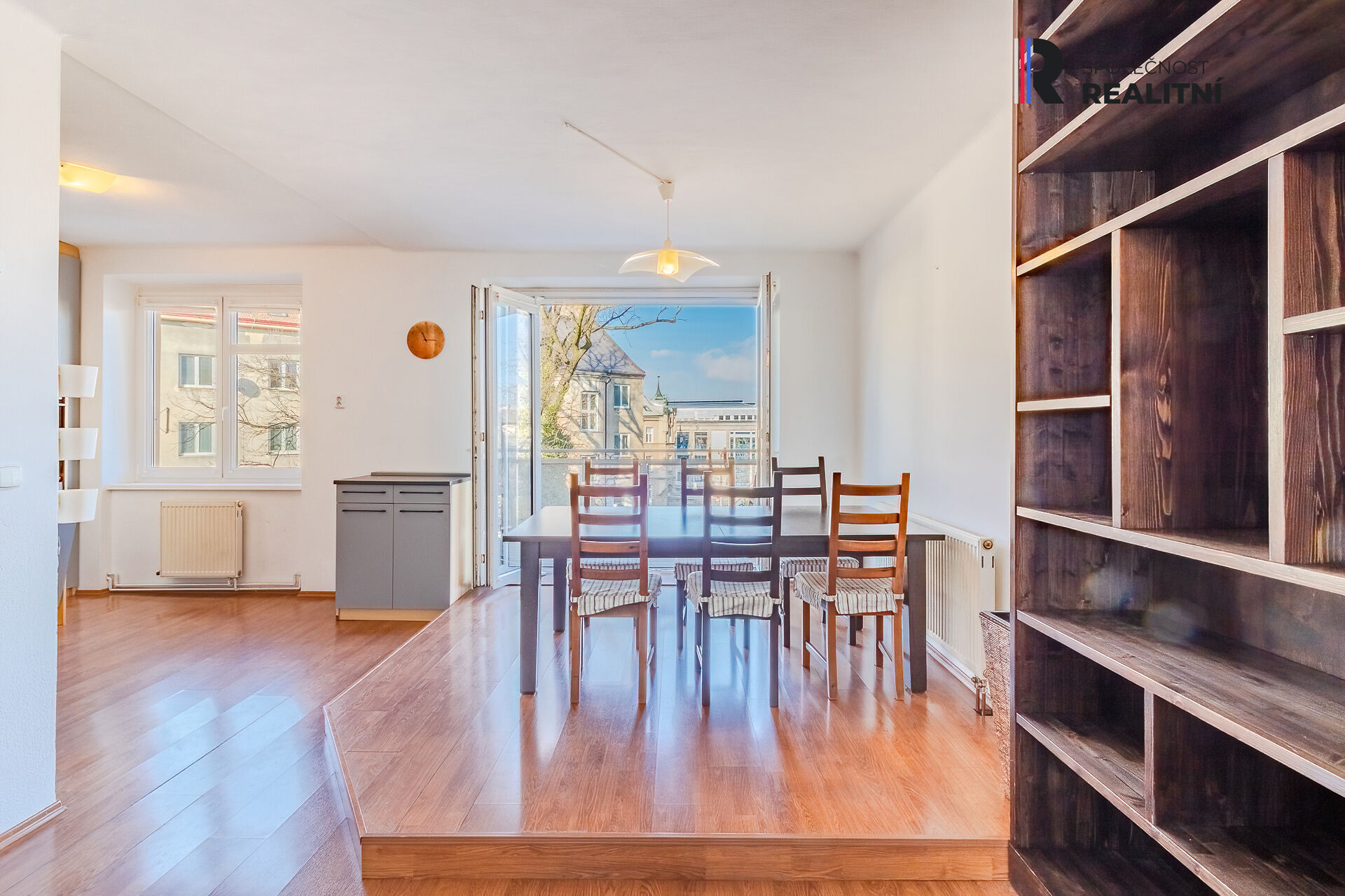 jídelní kout se vstupem na balkon