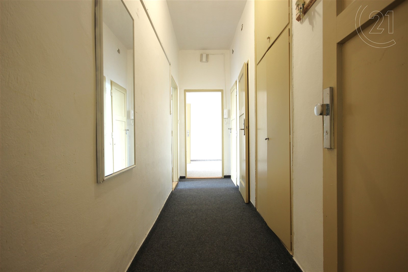 Chodba. Vpravo vestavěné skříně, dveře na WC a do