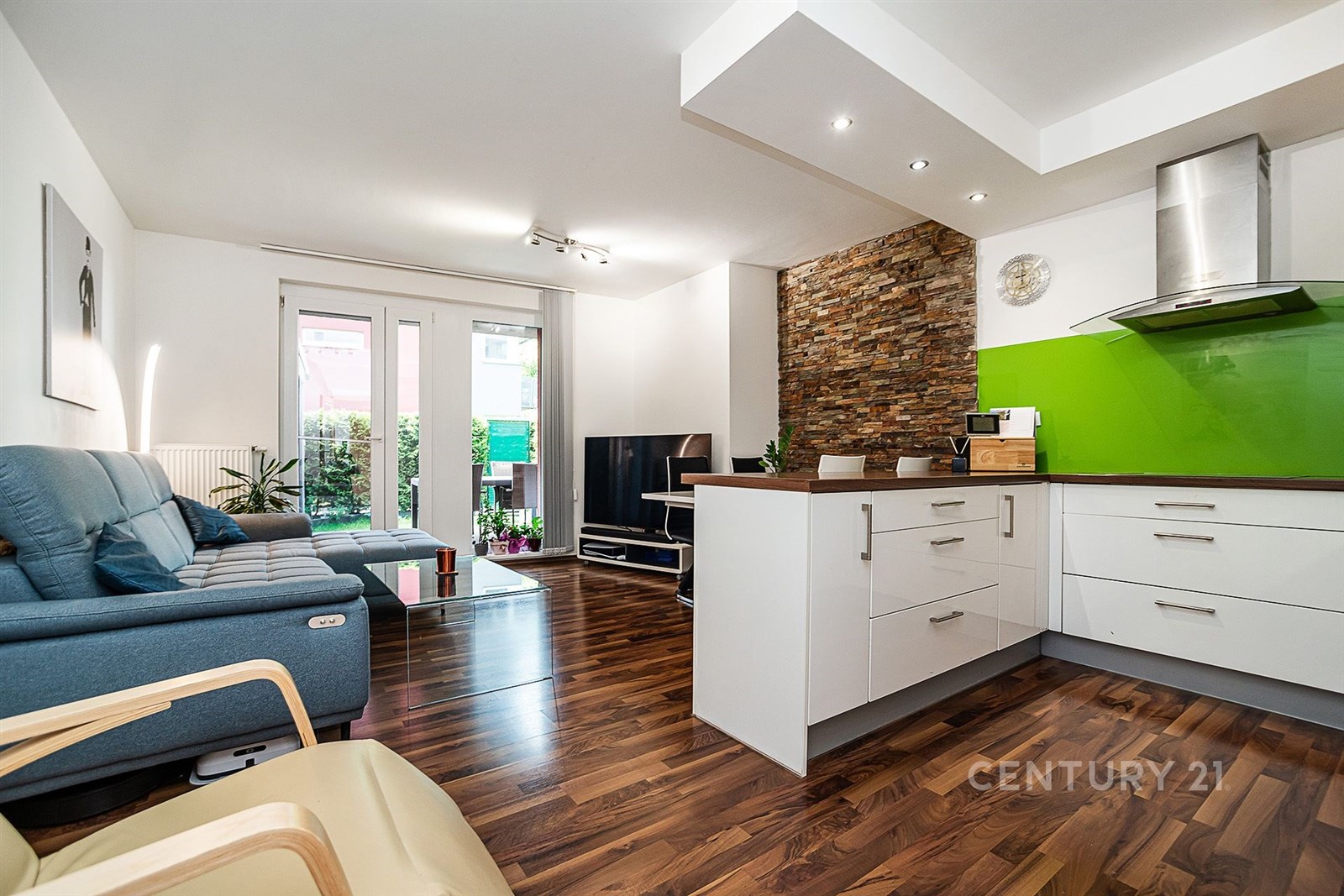 Obývací pokoj s kuchyňským koutem a výhledem na te