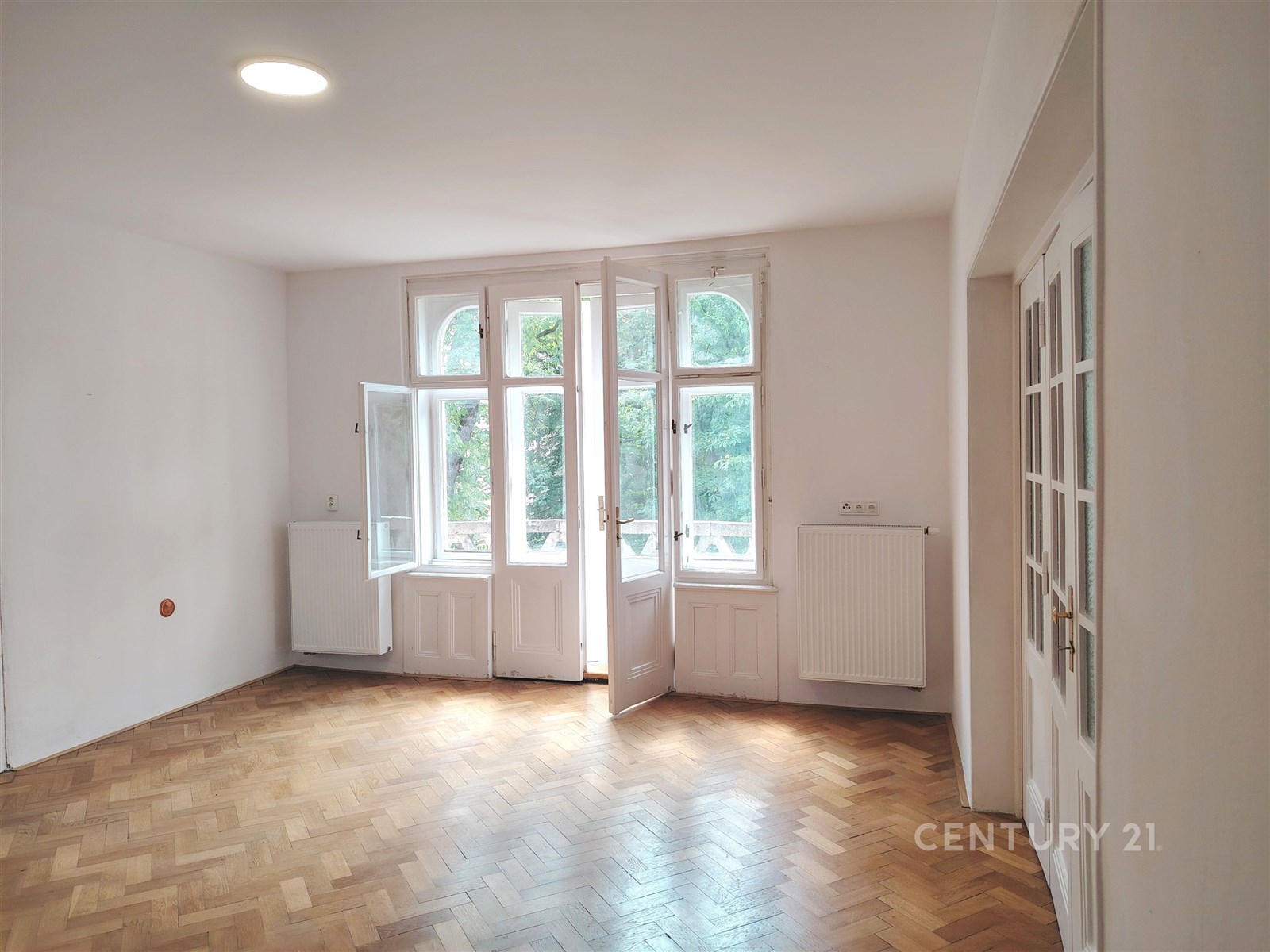 Prostorný obývací pokoj s balkonem, Jaselská, Praha - Dejvice