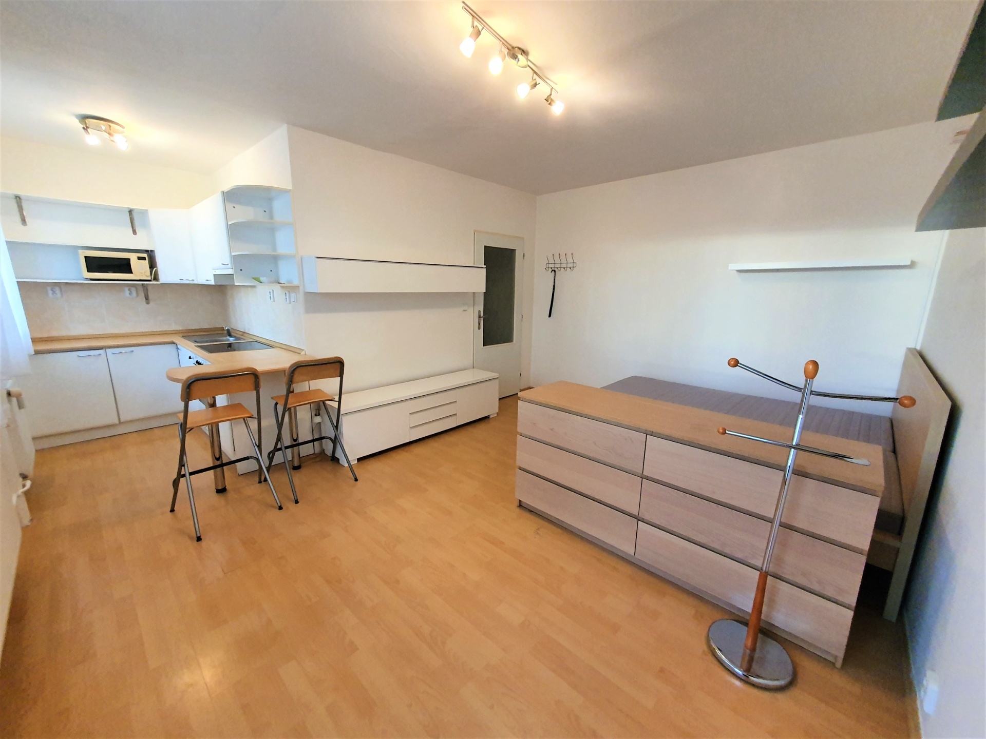 obývací pokoj + kuchyn 