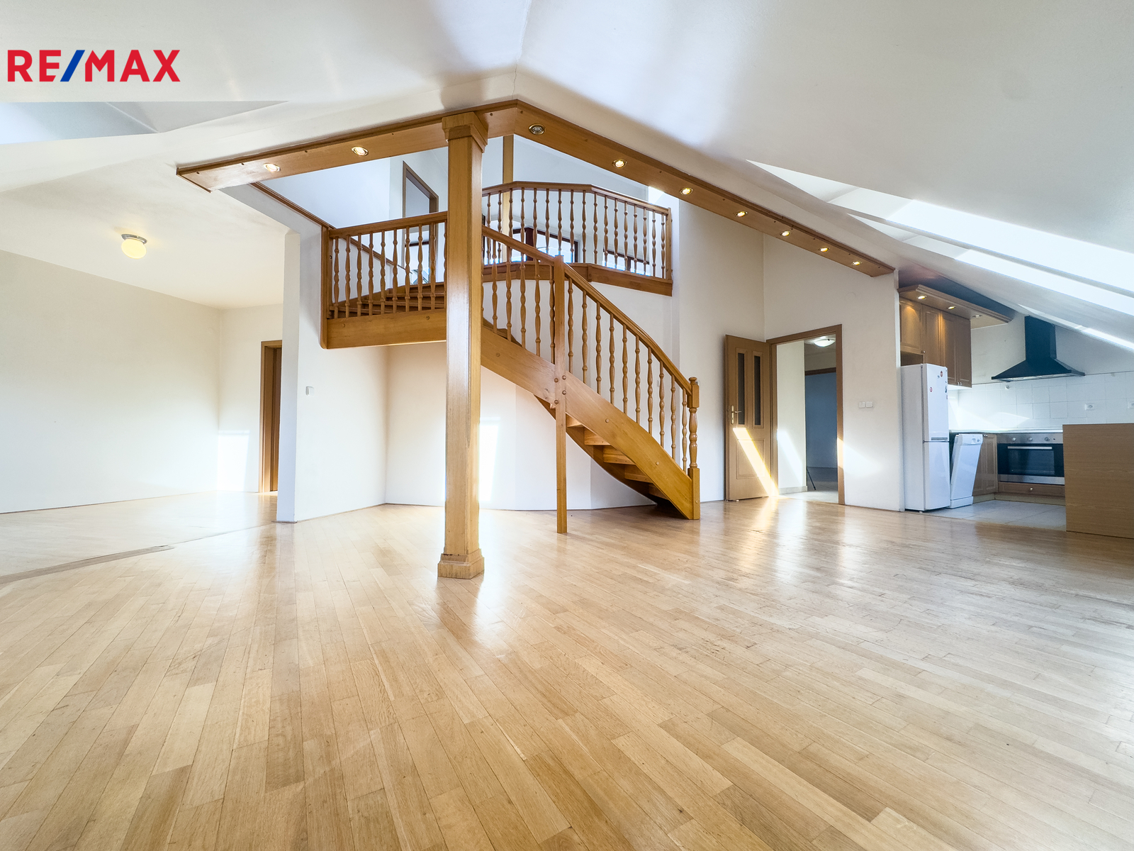 Obývací prostor se schodištěm