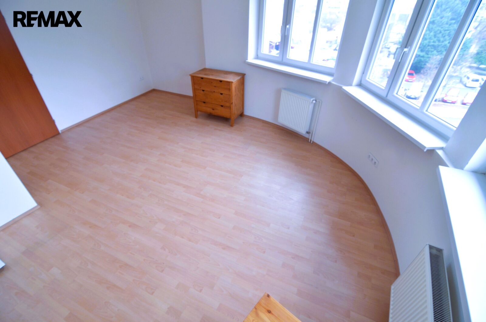 čtvrtkruhový půdorys s velkými okny na jih