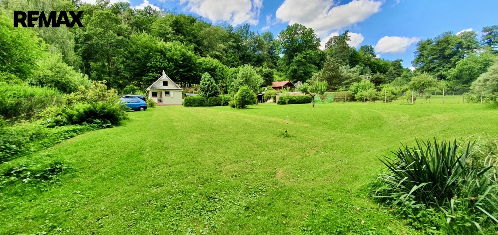 Pohled na chatu a zahradu