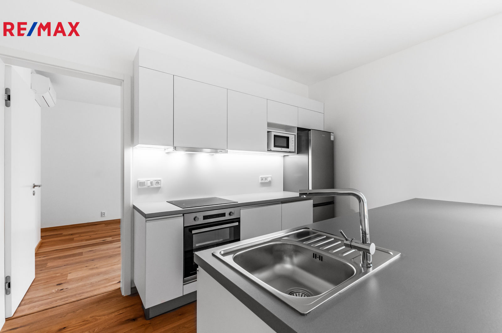 kuchyň a vstup do ložnice rodičů