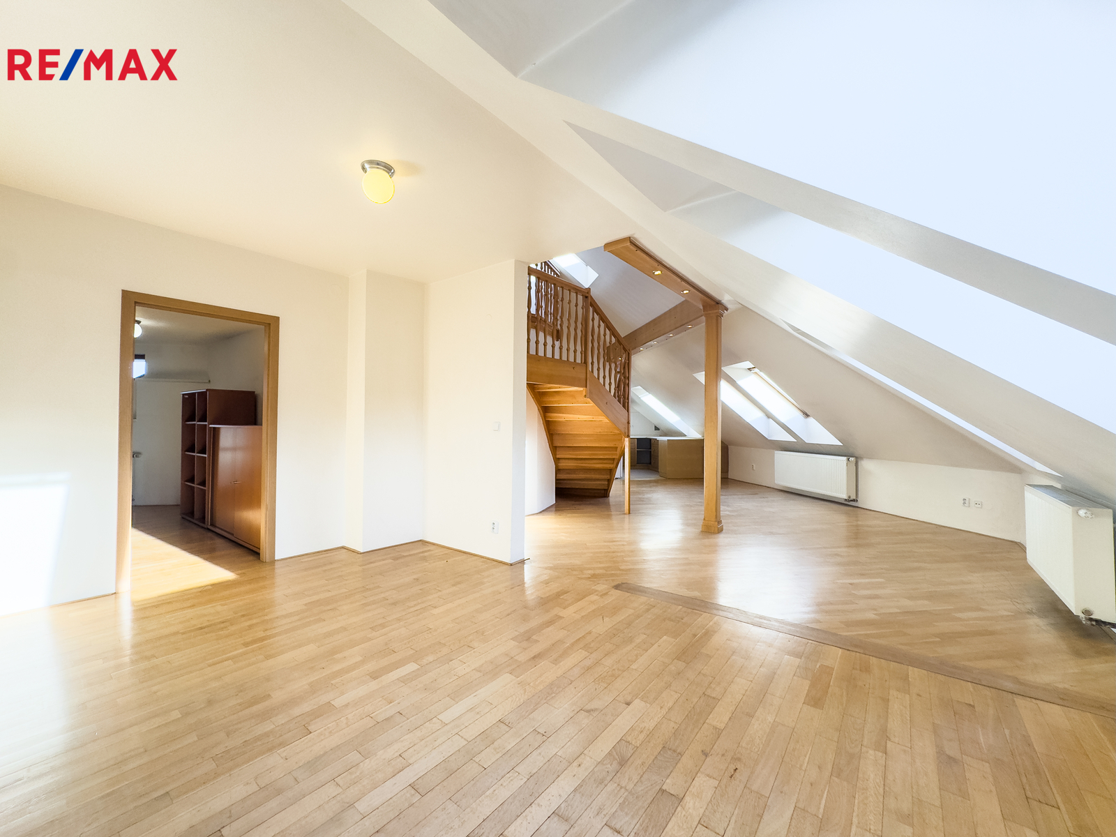 Obývací prostor se vstupem do pokoje