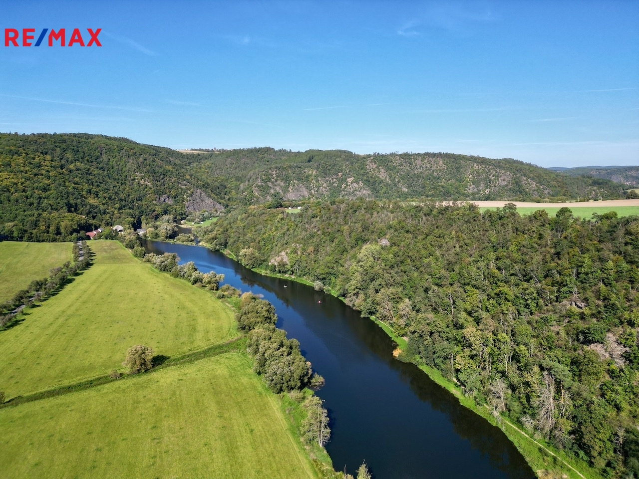 Krásná chalupa se stodolou - Křivoklátsko