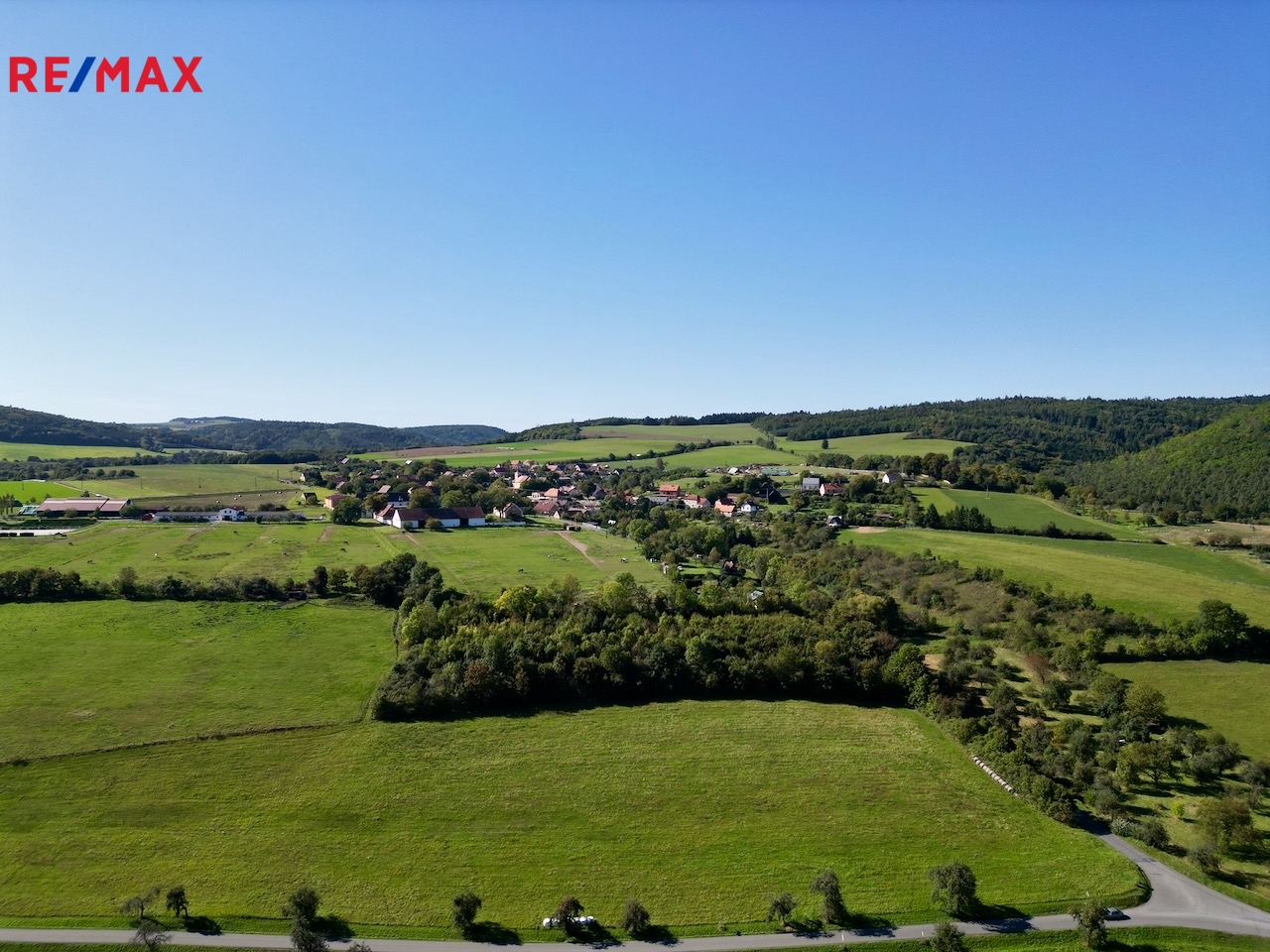 Krásná chalupa se stodolou - Křivoklátsko