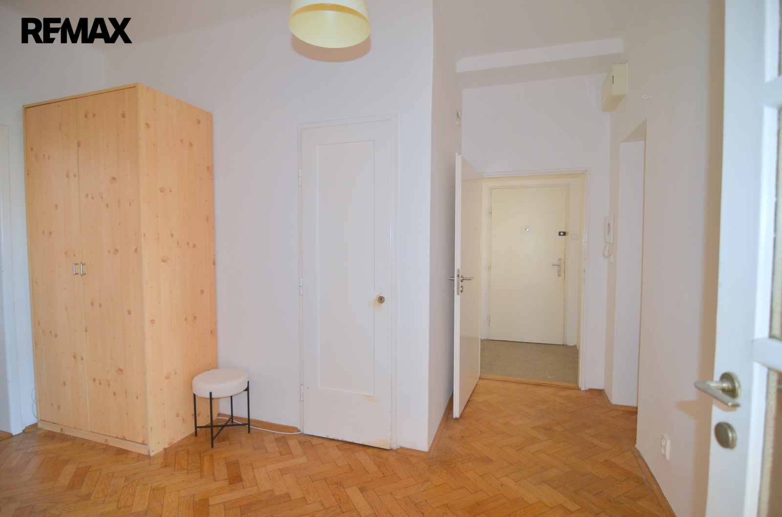 prostorná vstupní hala 13 m2