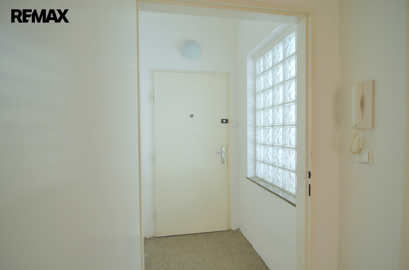 předsíň u vstupu do bytu 1,4 m2