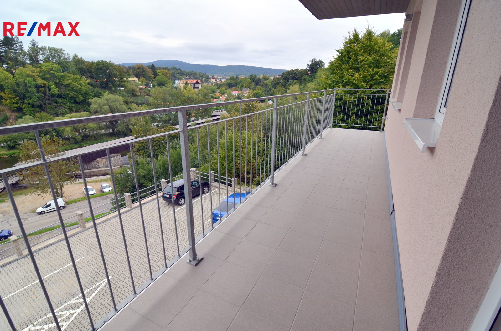 balkón u obývacího pokoje, výhled do údolí Vltavy