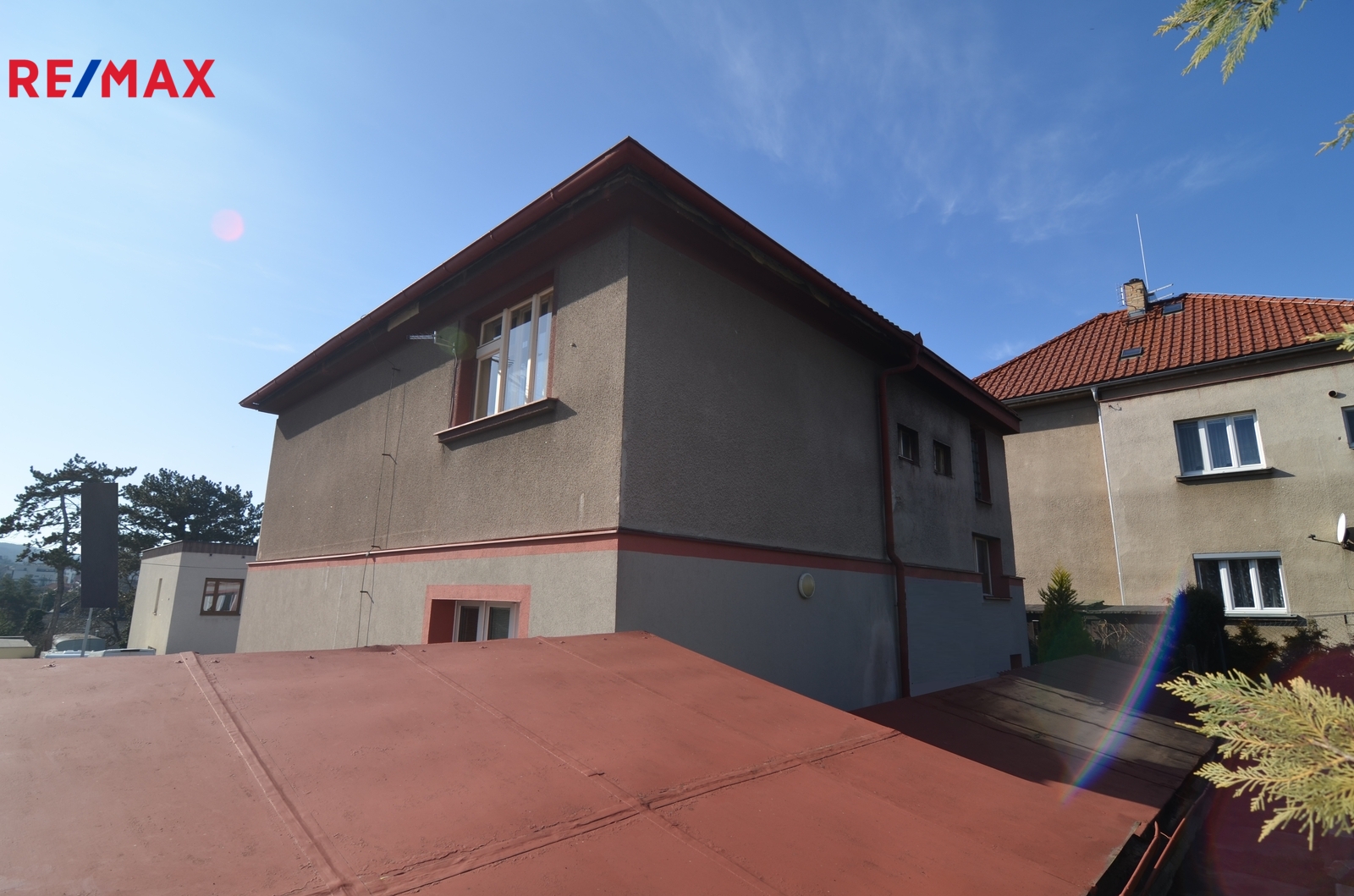 pohled na dům ze zahrady , horní patro