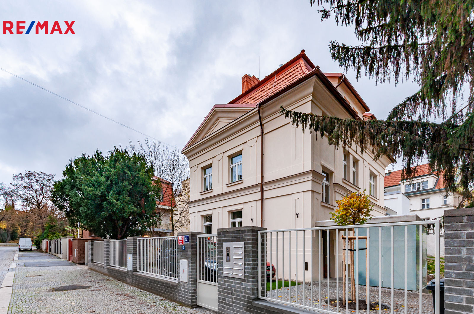 pohled na dům z ulice