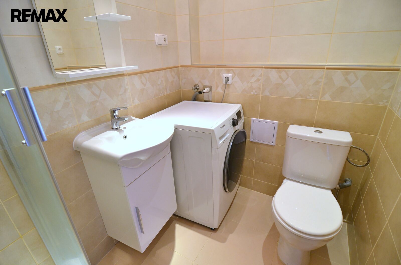 koupelna se sprchou, WC a pračkou se sušičkou