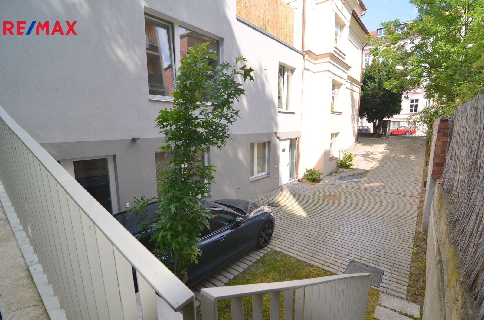 předzahrádka, pohled na příjezd k domu