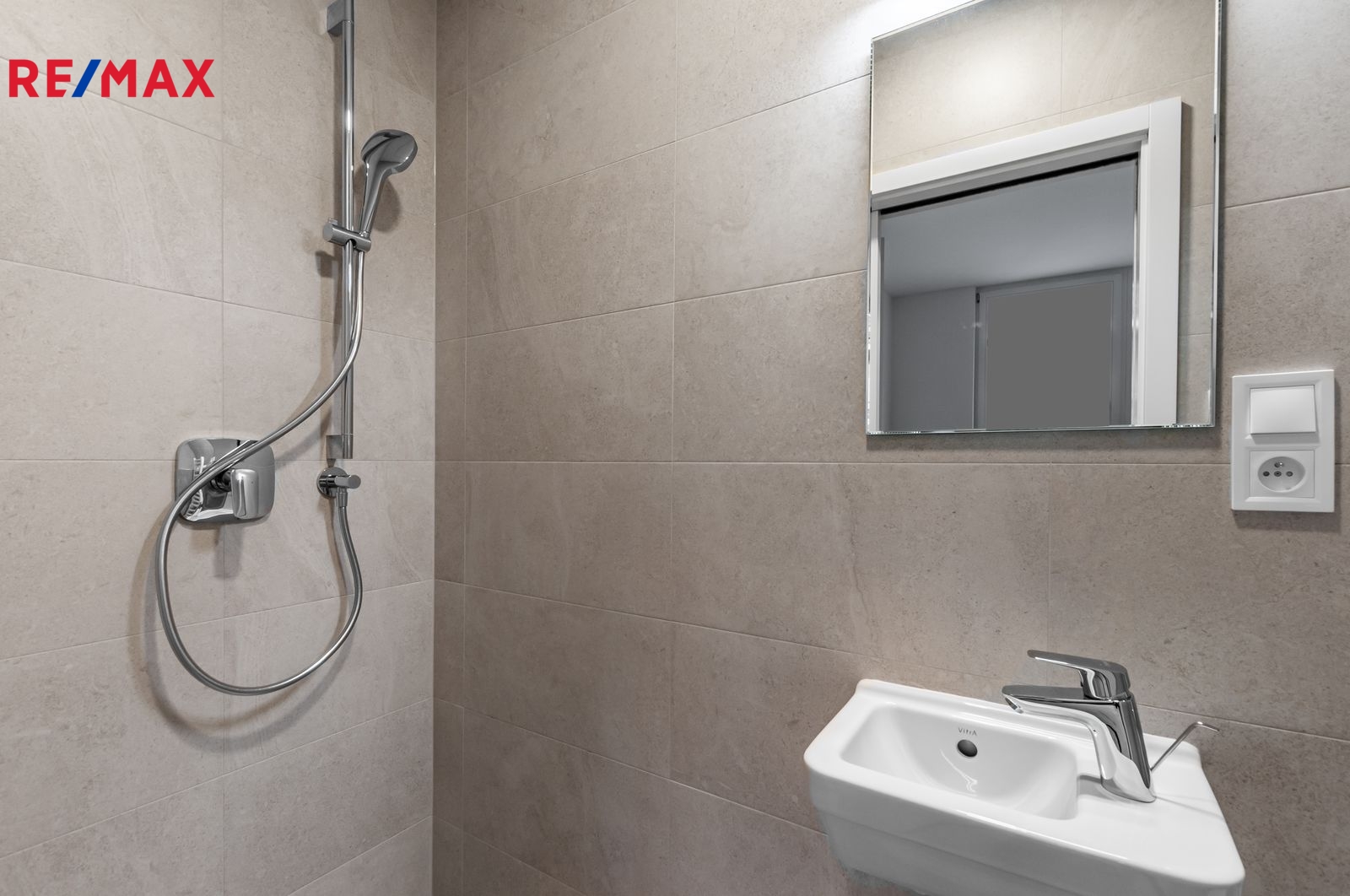 koupelna v ložnici rodičů