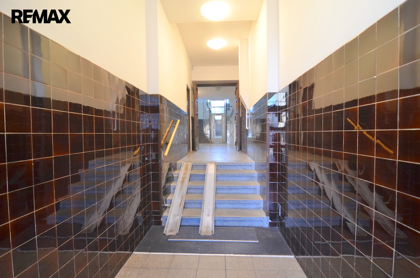 vstup do domu po několika schodech