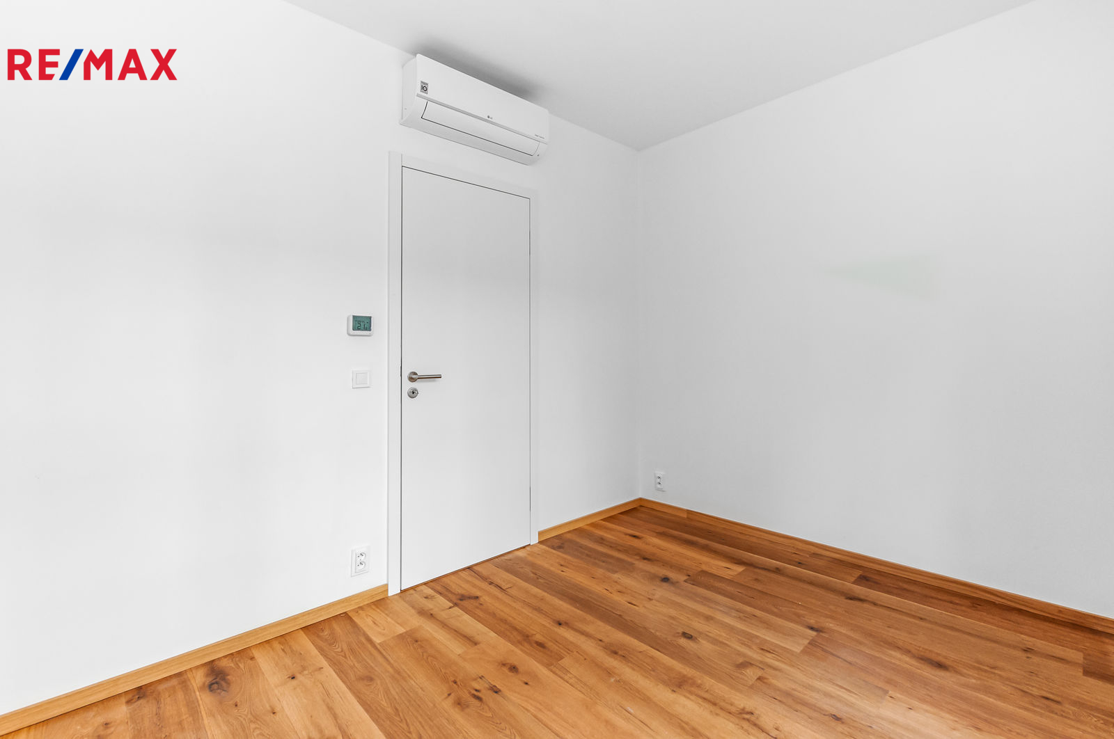 ve všech místnostech je klimatizace a podlahové vy