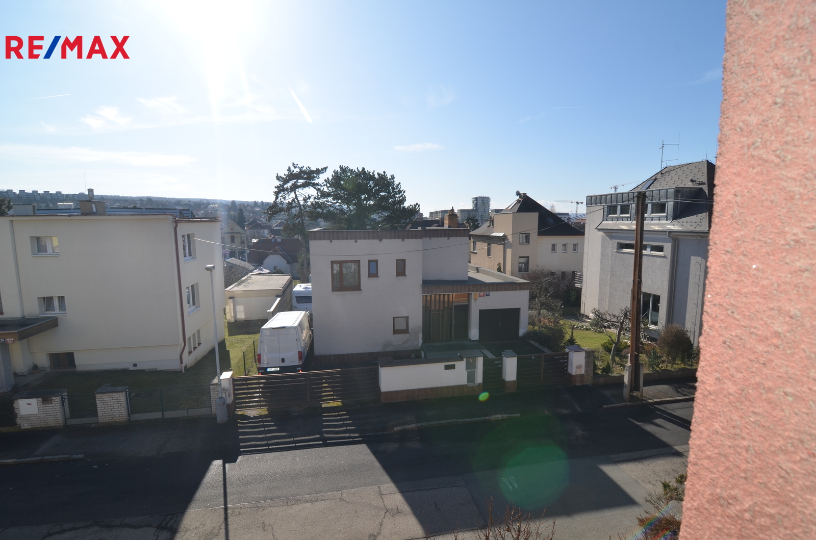 pohled do ulice z okna OP