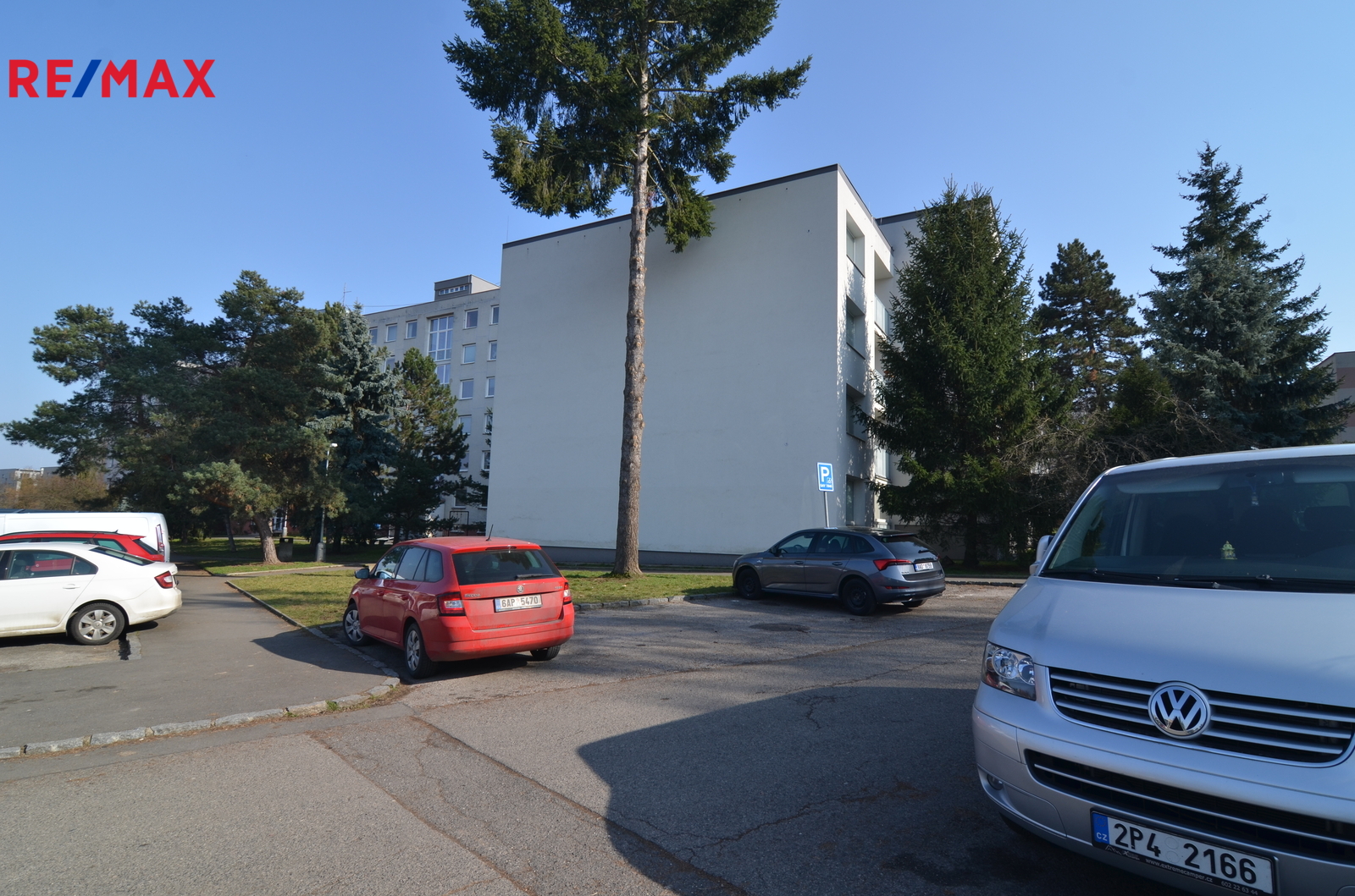 dostatek míst na parkování bez modrých zón