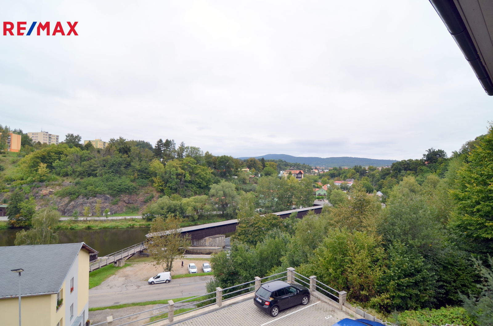 výhled na řeku a lávku Rechle