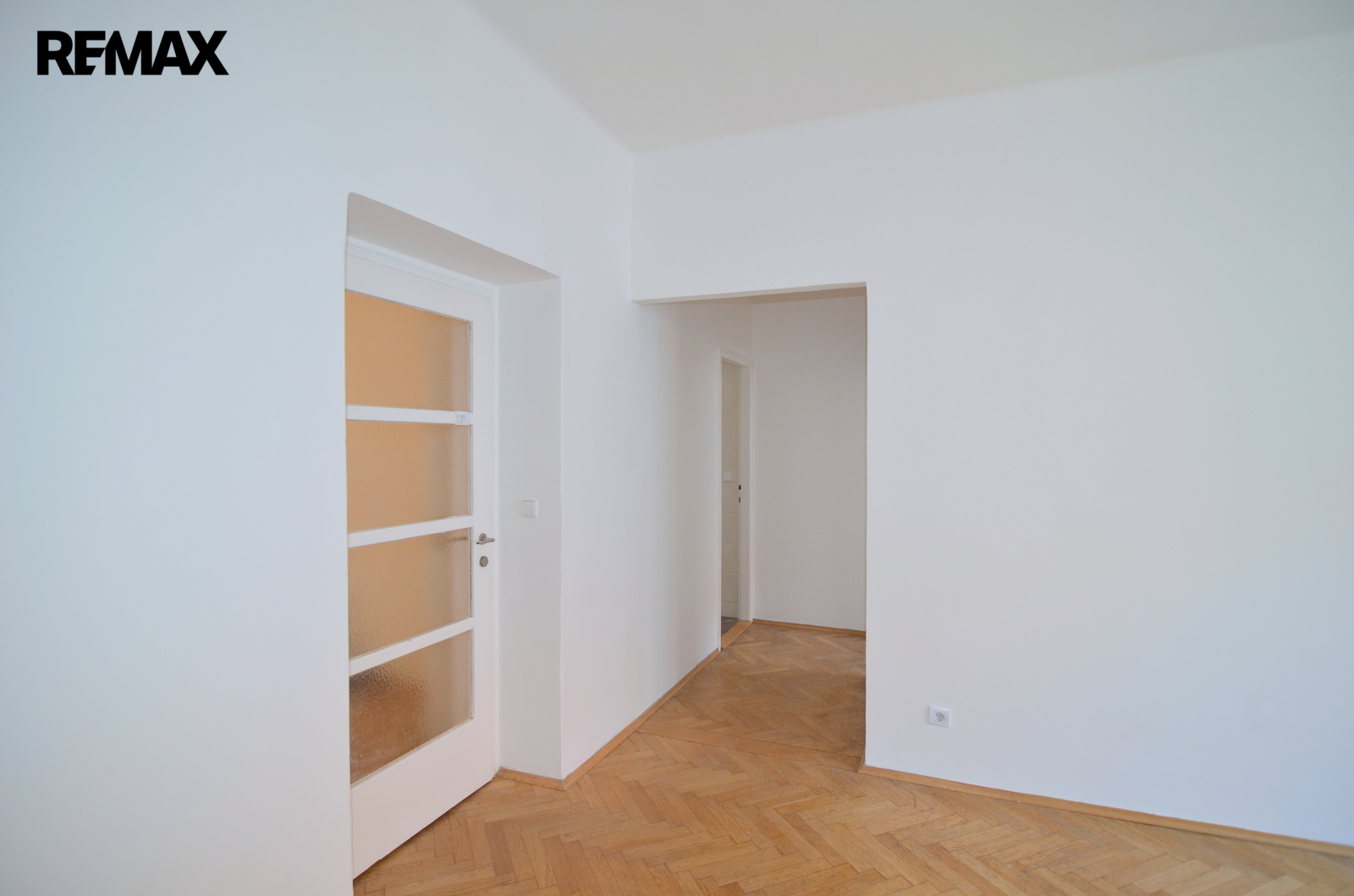 obývací pokoj 23,2 m2, vstup do vedlejší ložnice