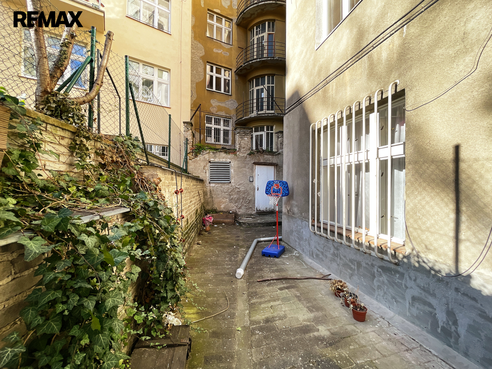 Dvůr - Vršovické náměstí