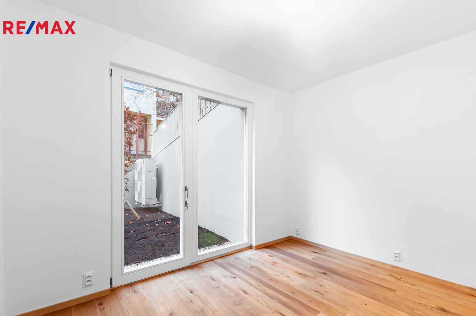 ložnice v přízemí s výstupem na předzahrádku