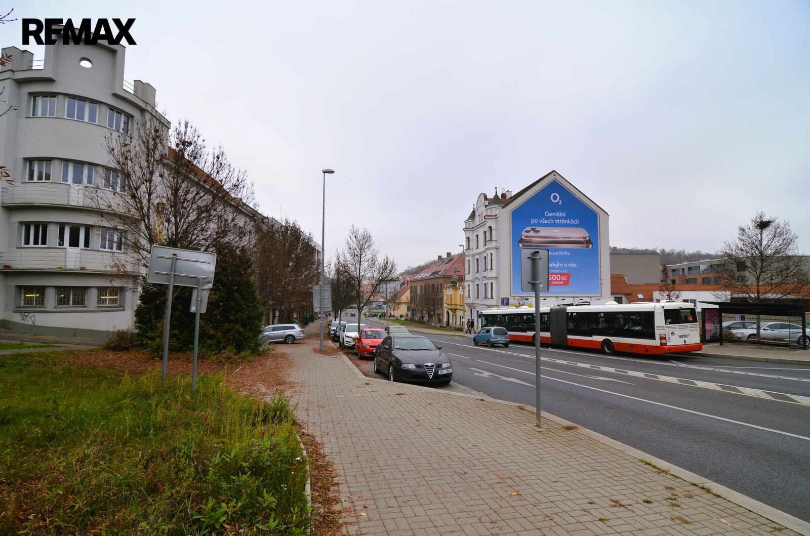dům a okolí se zastávkou Ohradní