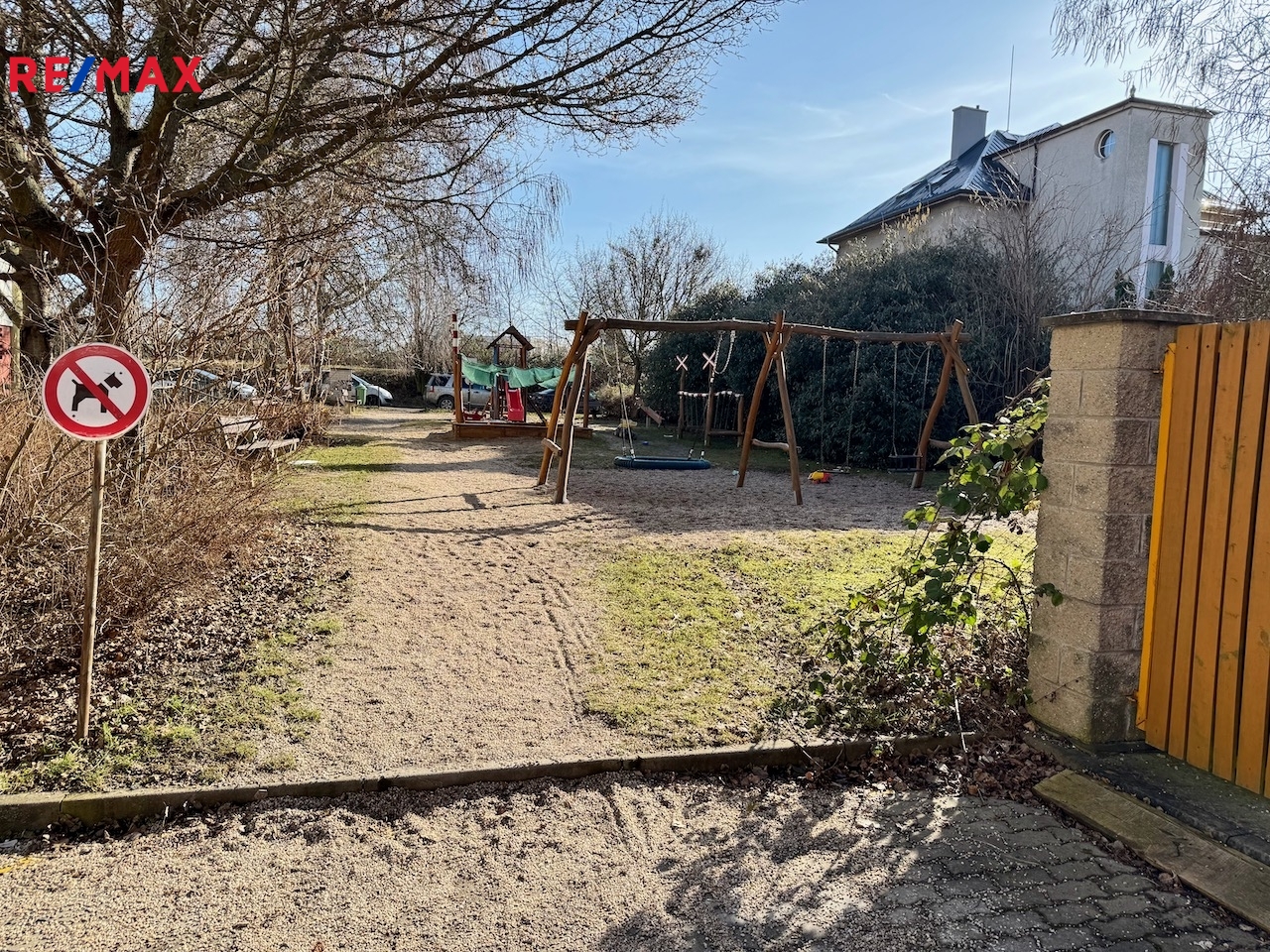 Dětské hřiště za domem