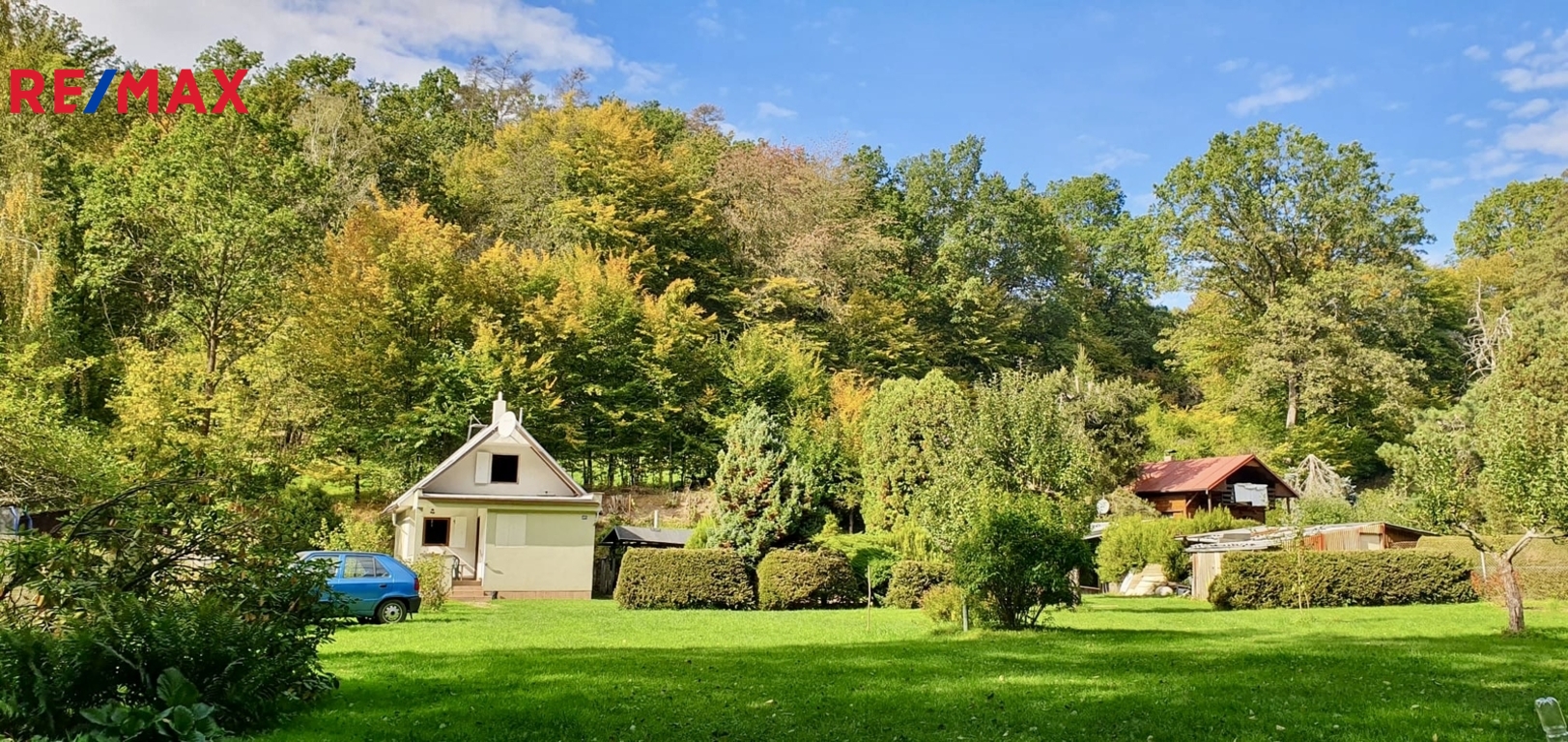 Pohled na chatu a zahradu od vjezdové brány