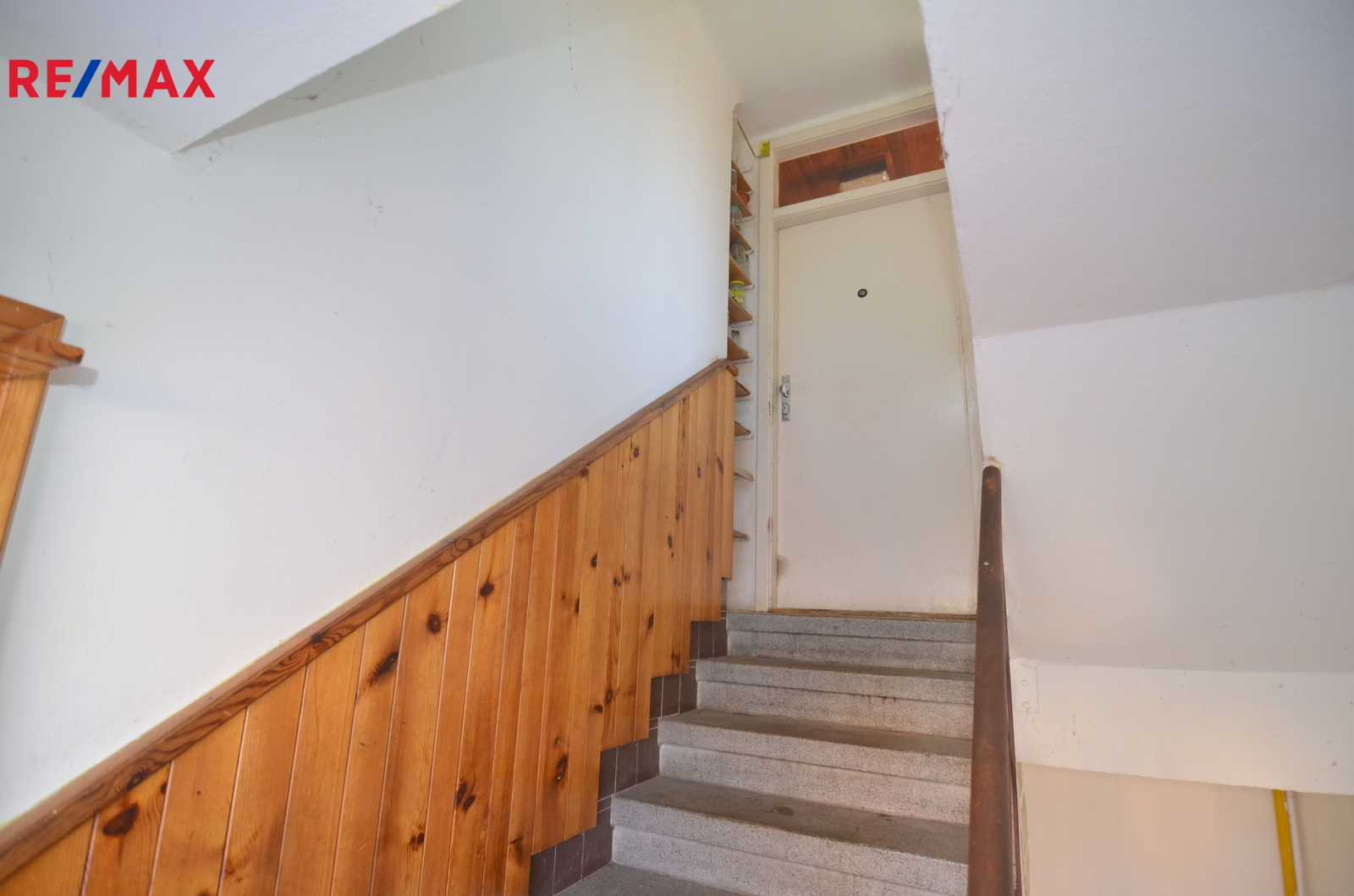 schodiště k hornímu bytu, uzamykatelný vstup