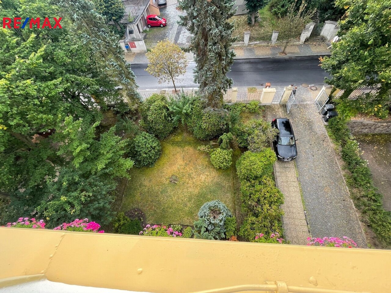 POHLED NA PREDNI ZAHRADU