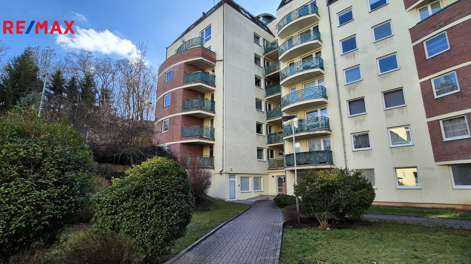 Moderní rezidenční komplex v zeleni.