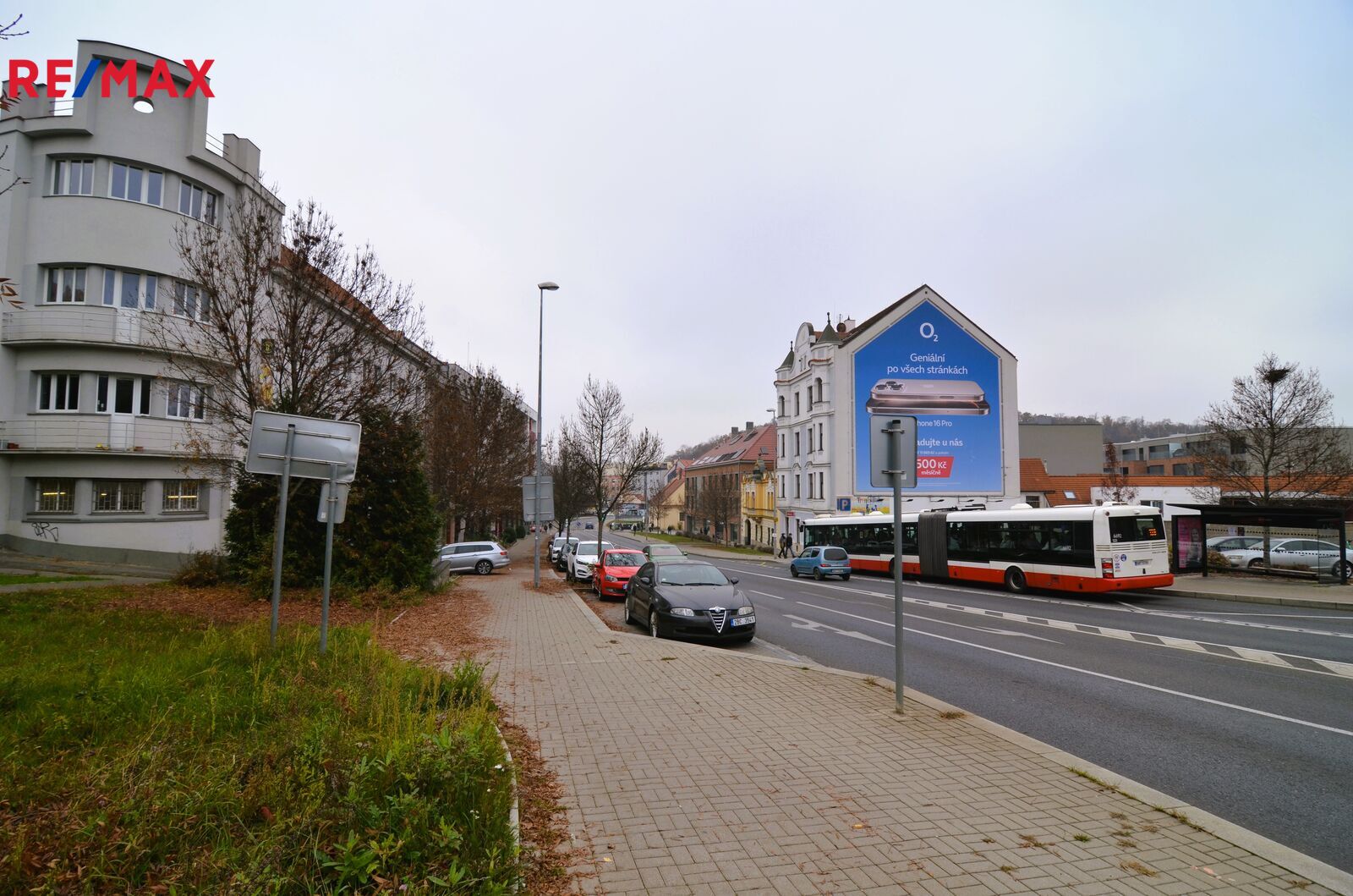 dům a okolí se zastávkou Ohradní