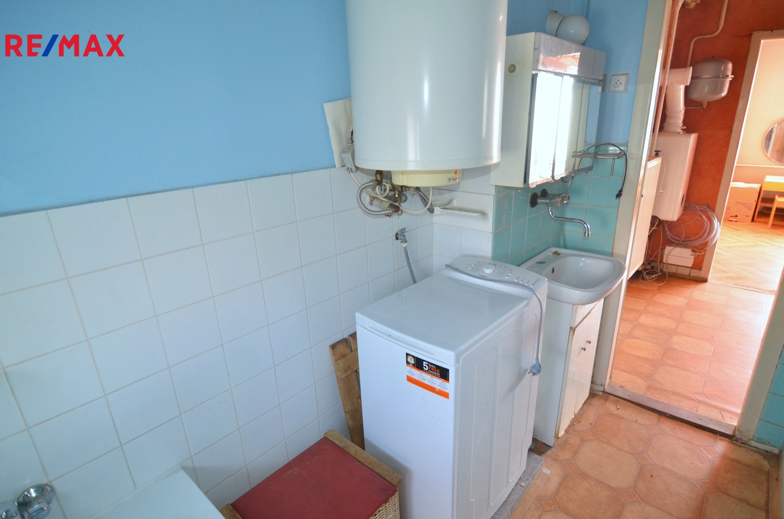 koupelna bojler a kotel v předsíni