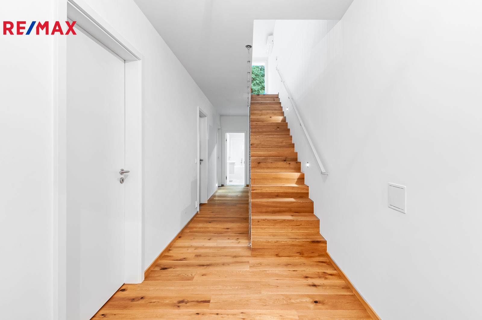 chodba se schodištěm