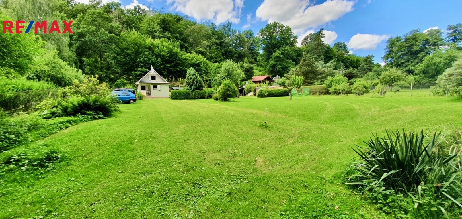 Pohled na chatu a zahradu