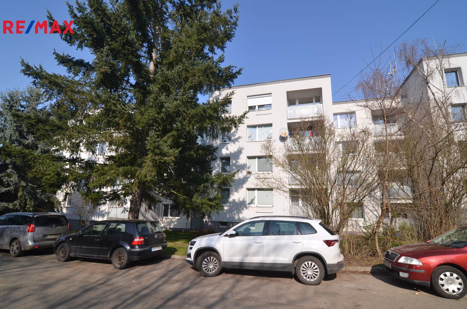 pohled na dům od jihu kde jsou okna bytu