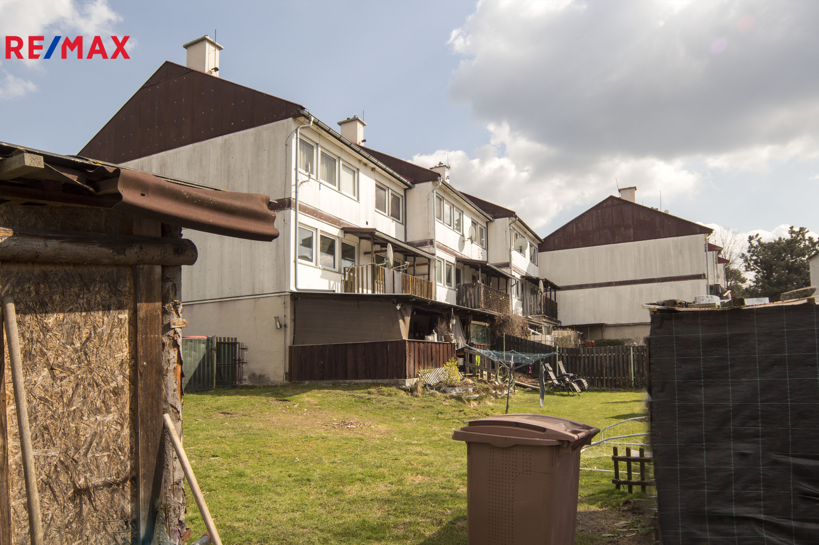 pohled přes zahradu