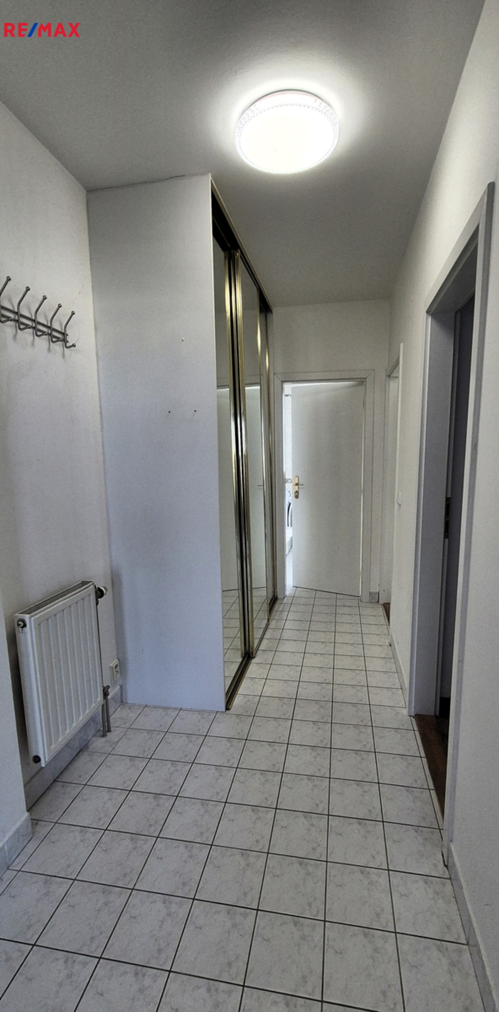 Praktická předsíň s vestavěnou skříní poskytující 