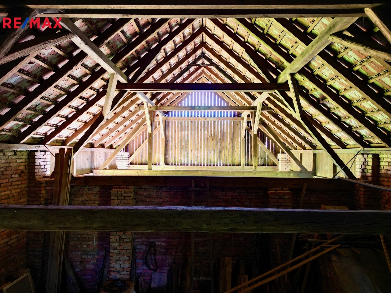 Krásná chalupa se stodolou - Křivoklátsko