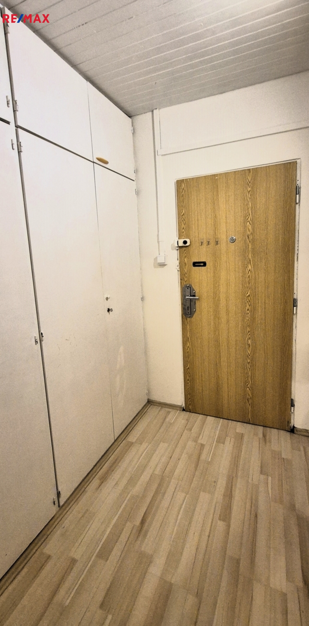 zádveří s vestavěnou skříní