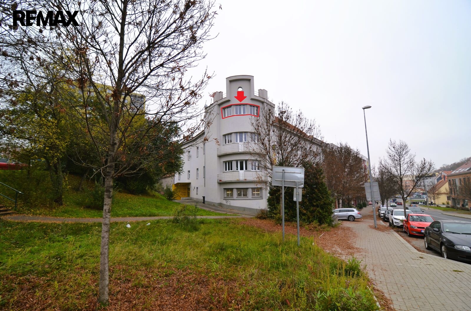 pohled na dům s vyznačením umístění bytu