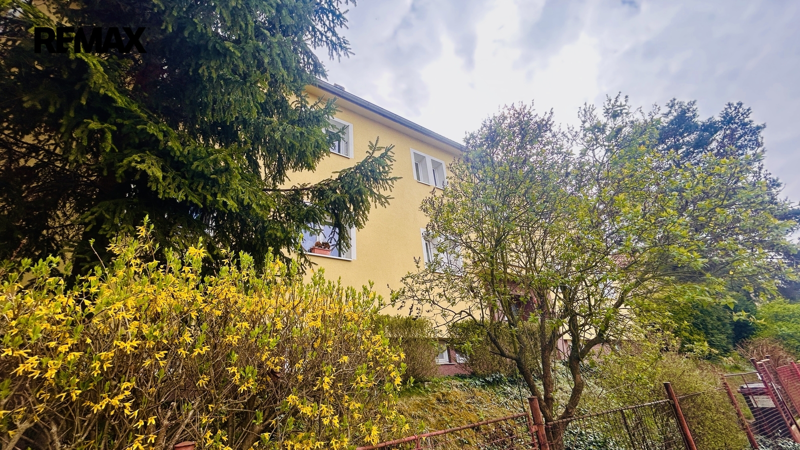 Pohled na dům z ulice