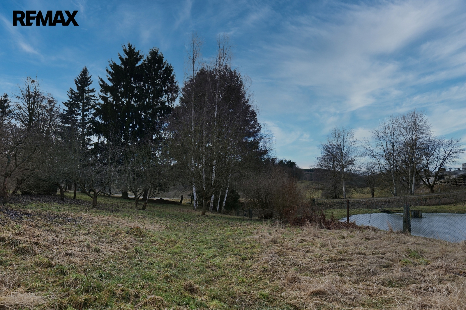 Zahrada u domu a zahrada sousedů