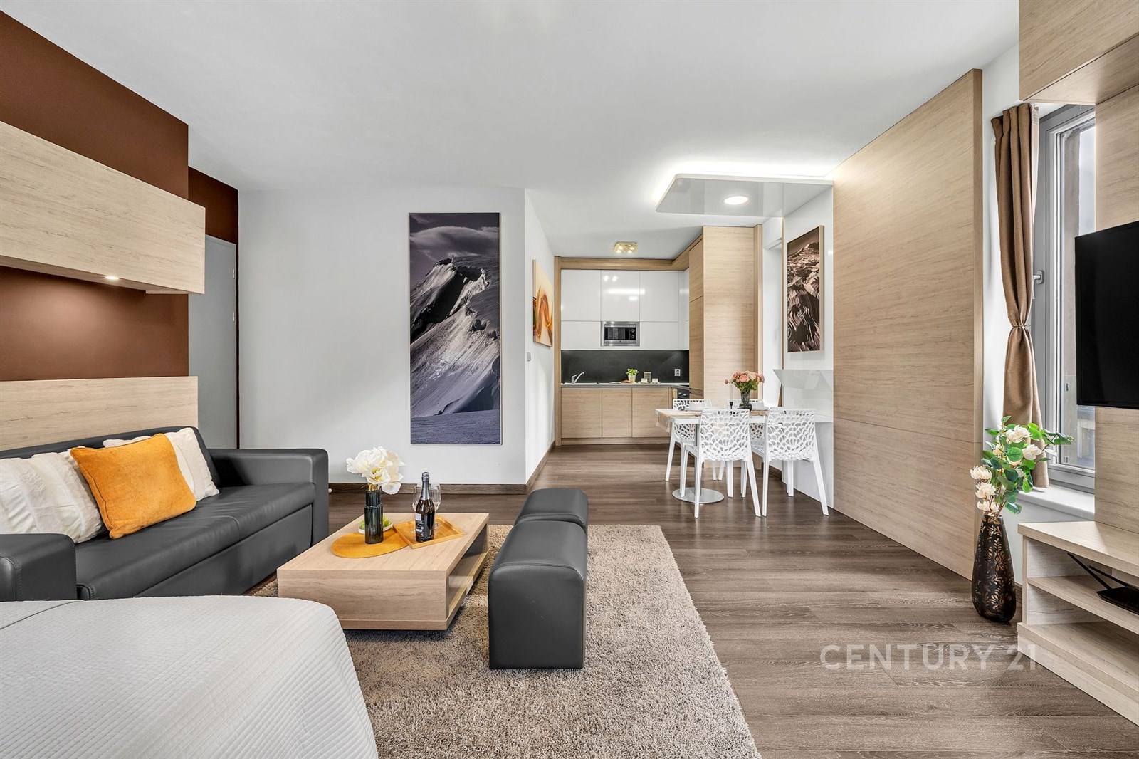 Prostorný obývací pokoj s moderní kuchyní, dřevěná